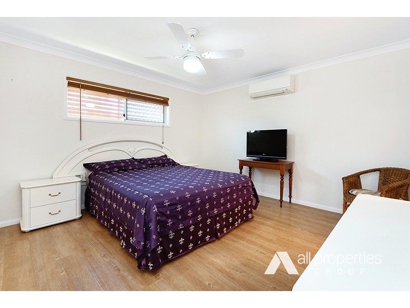 4 SILVERASH CT, Regents Park QLD 4118