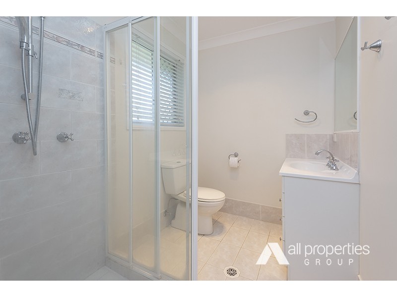 4 SILVERASH CT, Regents Park QLD 4118