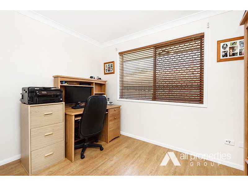 4 SILVERASH CT, Regents Park QLD 4118