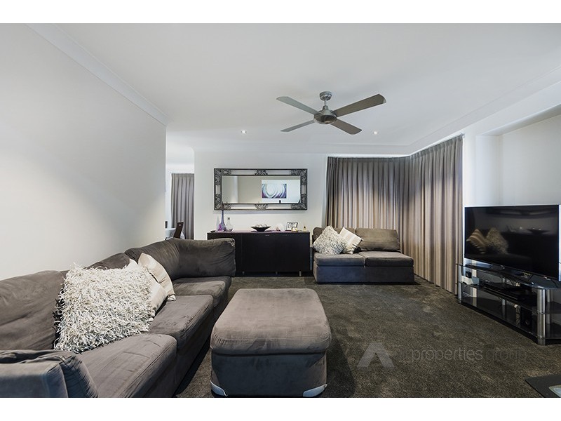 15 Swanbrook Place, Parkinson QLD 4115
