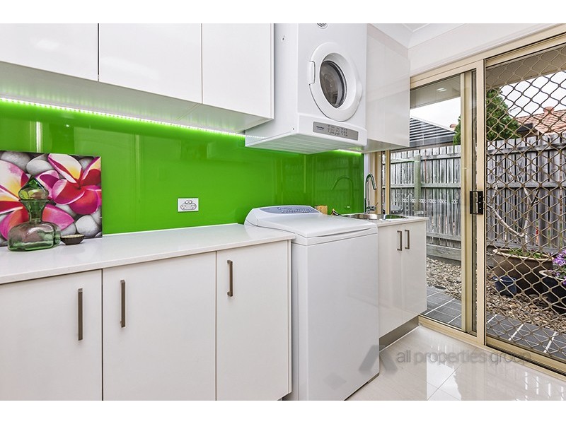 15 Swanbrook Place, Parkinson QLD 4115