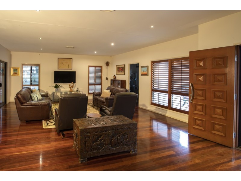 8 Fallon Court, Calamvale QLD 4116