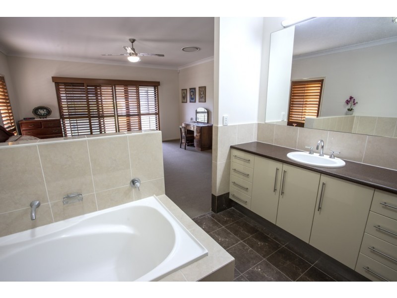 8 Fallon Court, Calamvale QLD 4116