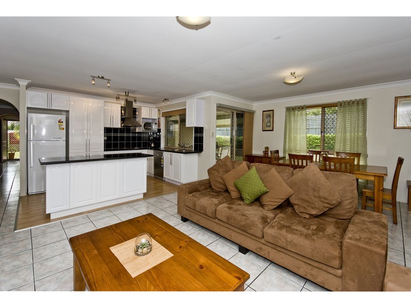 37 Benjamina Crct, Regents Park QLD 4118