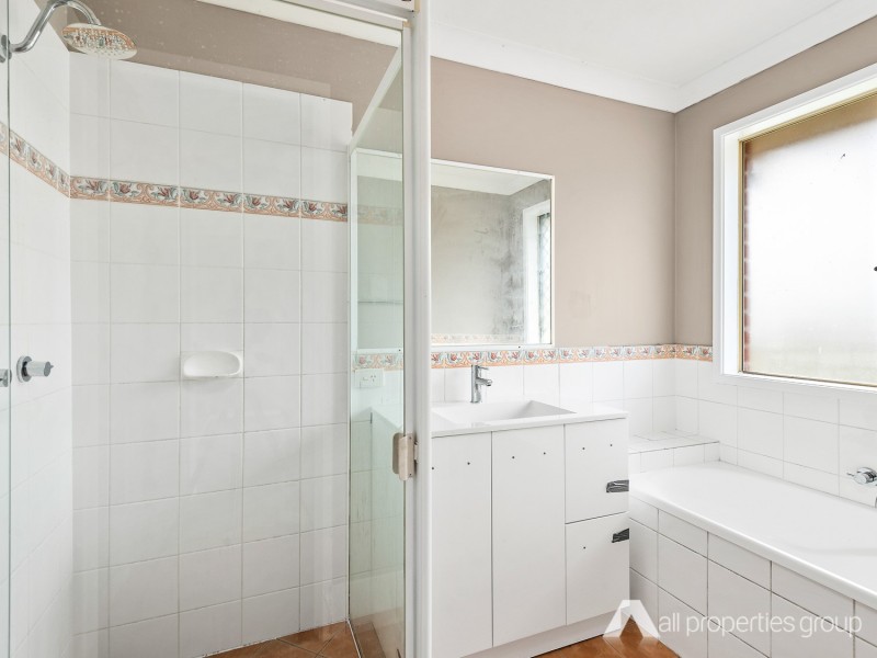 2 Hedera st, Regents Park QLD 4118