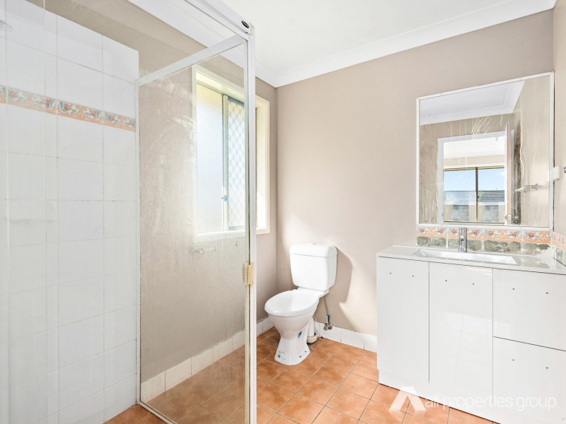 2 Hedera st, Regents Park QLD 4118