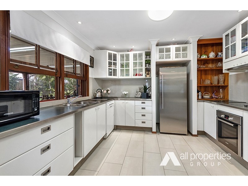 9 FERNHAVEN CT, Regents Park QLD 4118