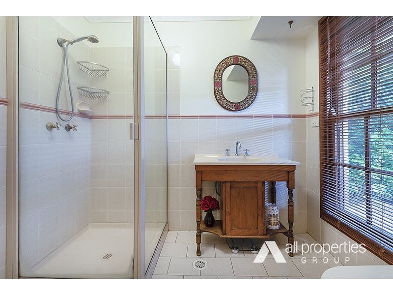 9 FERNHAVEN CT, Regents Park QLD 4118