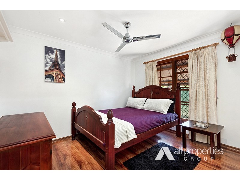 9 FERNHAVEN CT, Regents Park QLD 4118