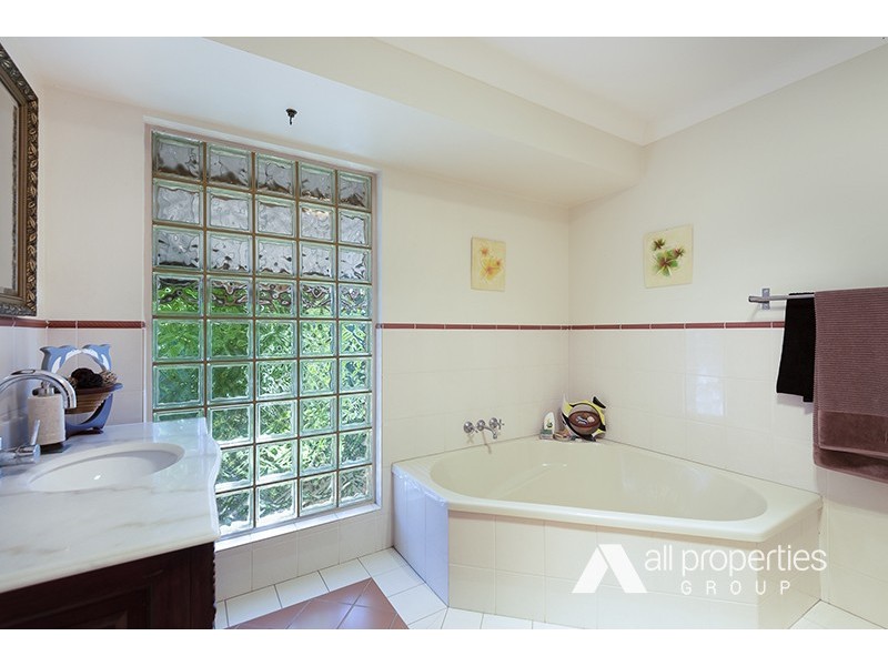 9 FERNHAVEN CT, Regents Park QLD 4118