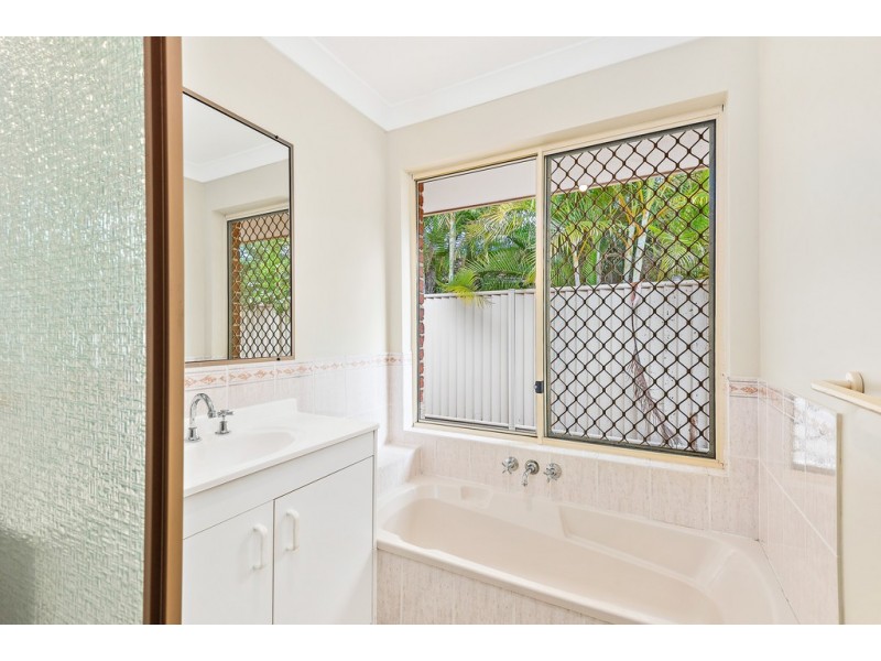 69 Middle Road, Hillcrest QLD 4118