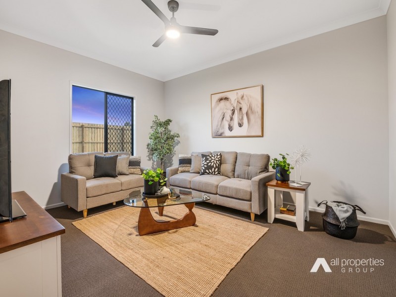 102-104 Loch Ness Cct, New Beith QLD 4124