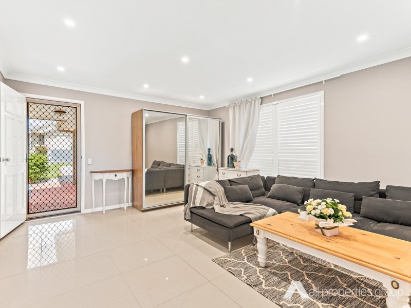 40 Lakeside Crescent, Forest Lake QLD 4078