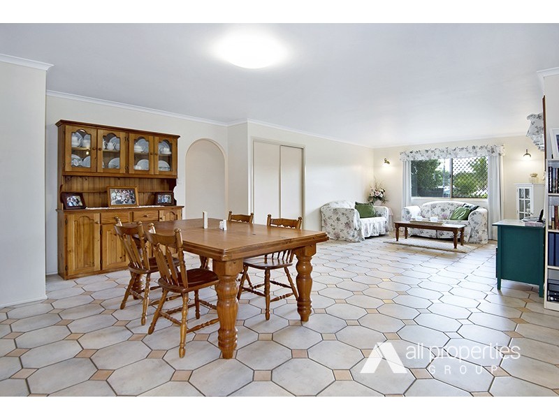 11 COPEINA CT, Regents Park QLD 4118