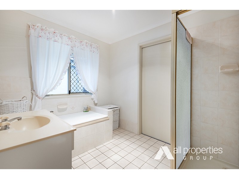 11 COPEINA CT, Regents Park QLD 4118