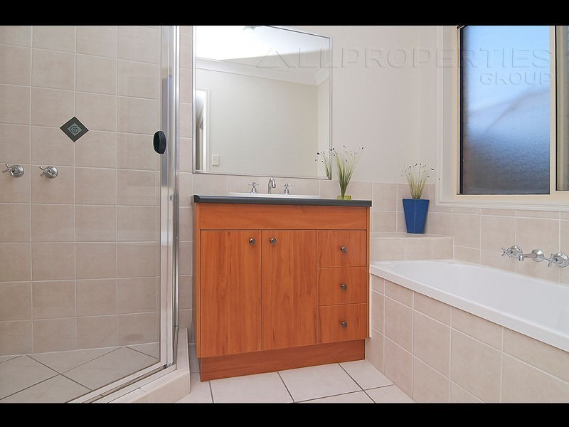 28 Canterbury Bells Circuit, Springfield Lakes QLD 4300