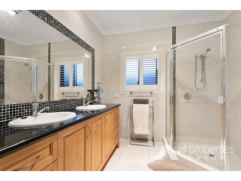 10 THAMES DRIVE, Regents Park QLD 4118