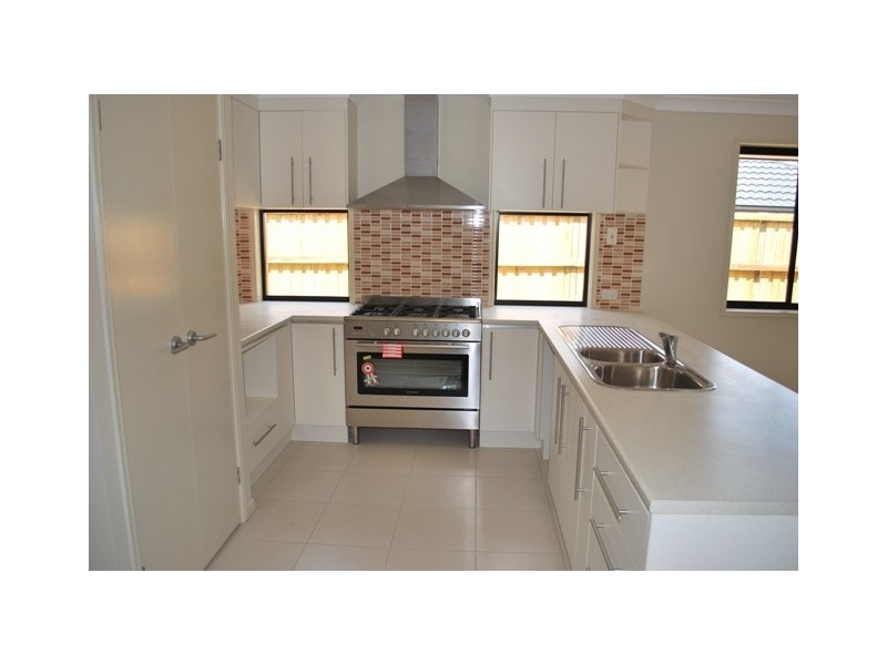 16 Sandalwood Street, Heathwood QLD 4110