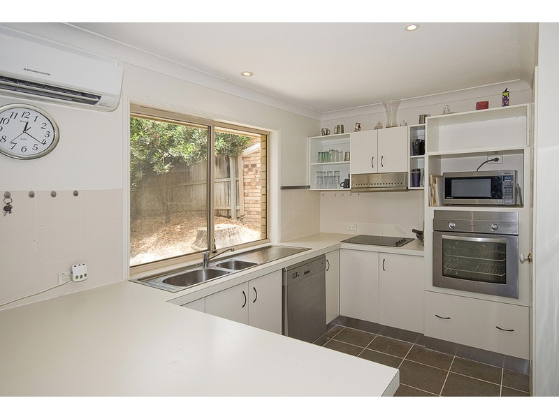 8 Lawson Pl, Forest Lake QLD 4078