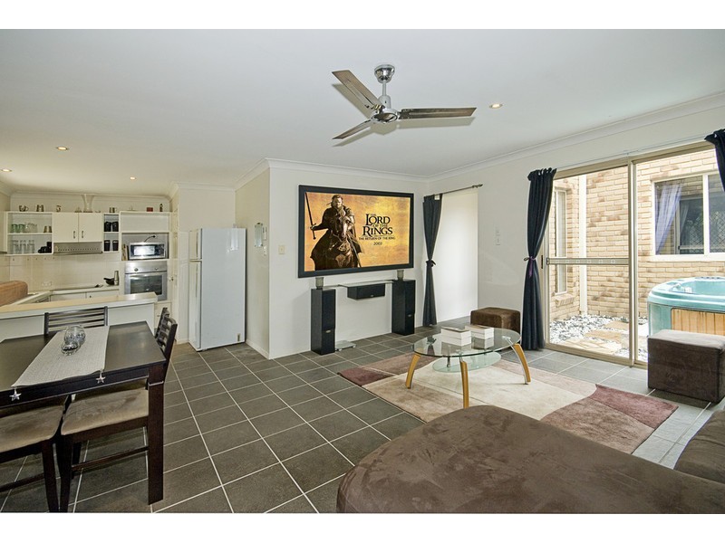 8 Lawson Pl, Forest Lake QLD 4078