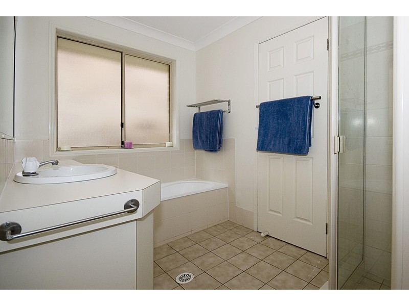 8 Lawson Pl, Forest Lake QLD 4078