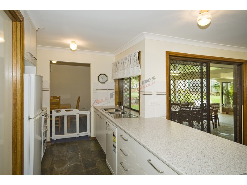 2 Watling Street, Hillcrest QLD 4118
