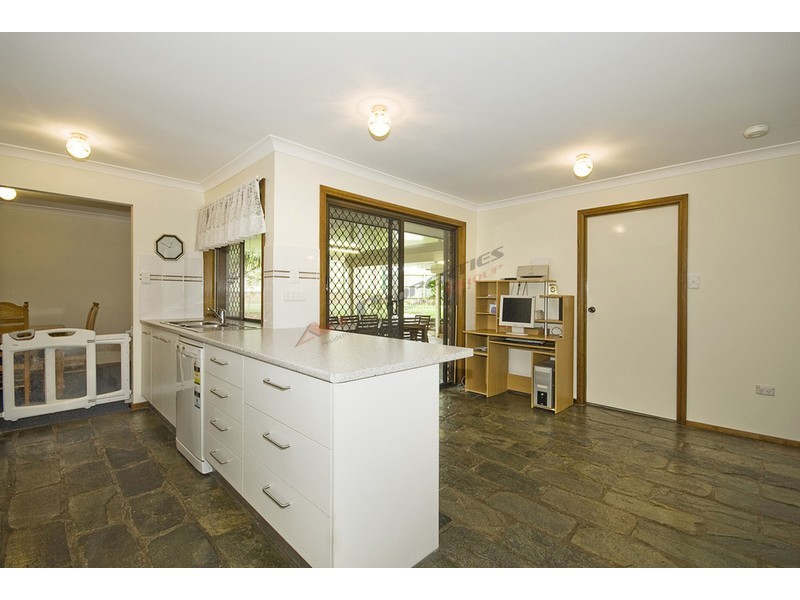 2 Watling Street, Hillcrest QLD 4118