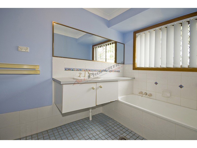 2 Watling Street, Hillcrest QLD 4118