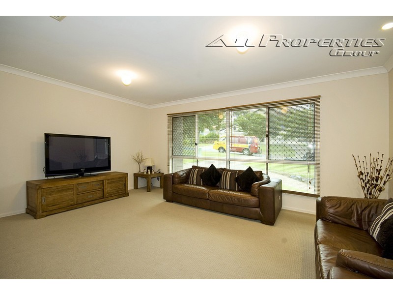 16 Lawson Place, Forest Lake QLD 4078