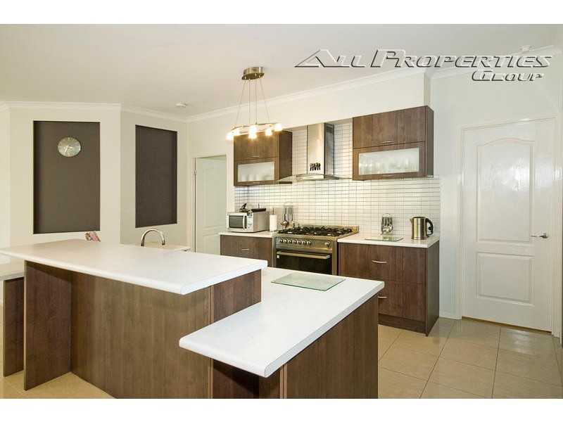 8 Cobourg Street, Forest Lake QLD 4078