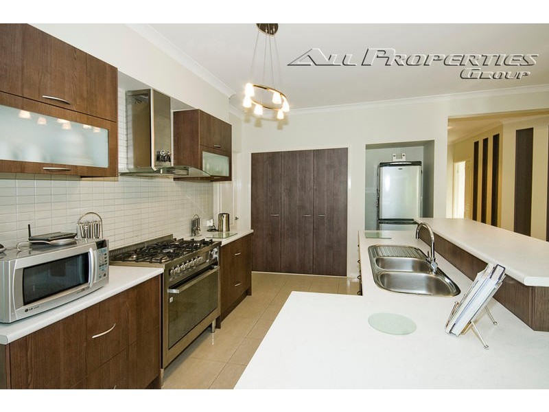 8 Cobourg Street, Forest Lake QLD 4078