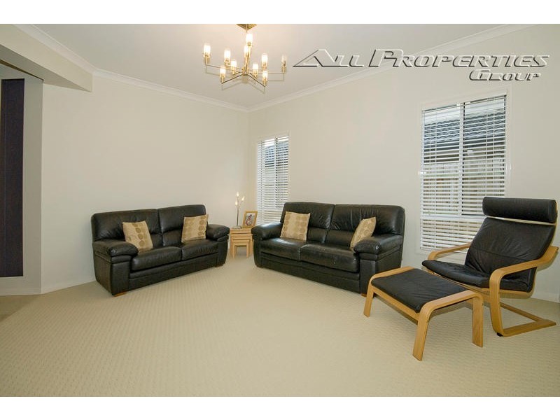 8 Cobourg Street, Forest Lake QLD 4078