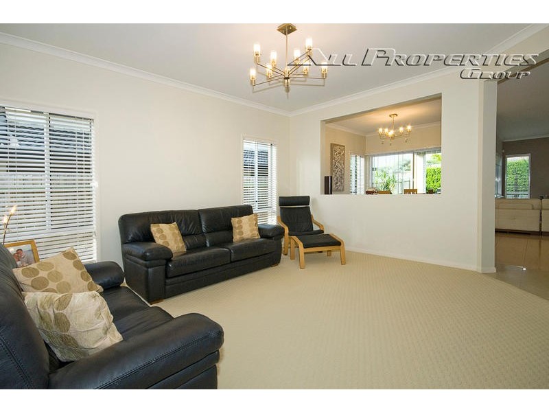 8 Cobourg Street, Forest Lake QLD 4078