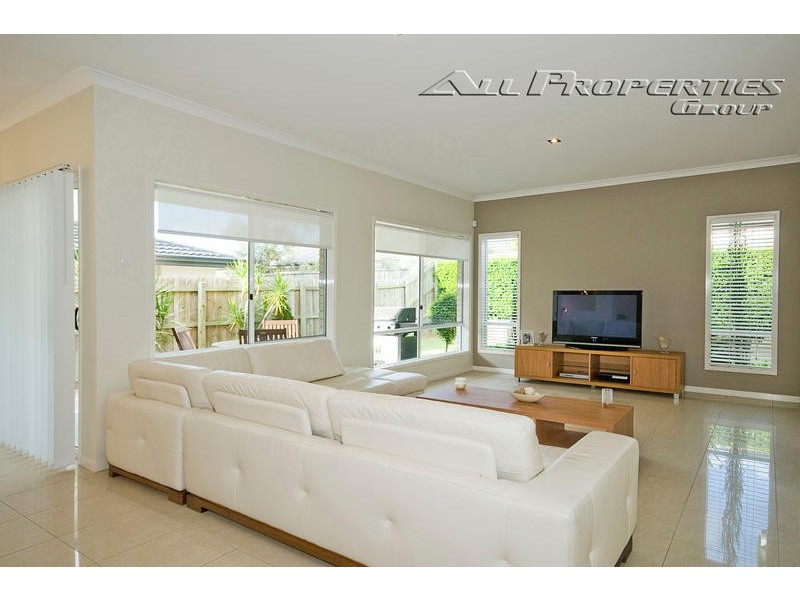 8 Cobourg Street, Forest Lake QLD 4078