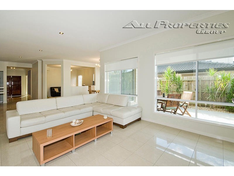 8 Cobourg Street, Forest Lake QLD 4078