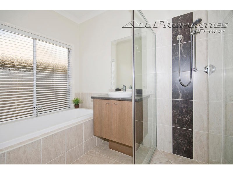 8 Cobourg Street, Forest Lake QLD 4078