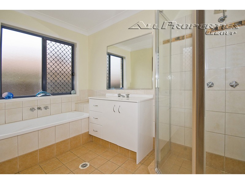 1 Hattah, Parkinson QLD 4115