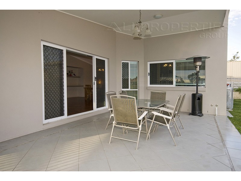 3 Larapinta Cct, Parkinson QLD 4115