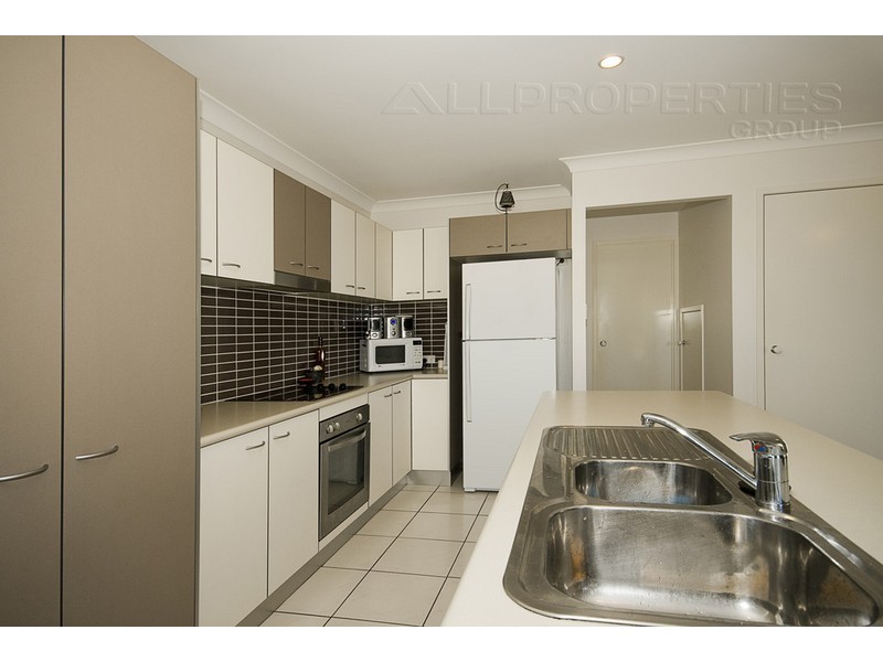 8 Resi Drive, Regents Park QLD 4118