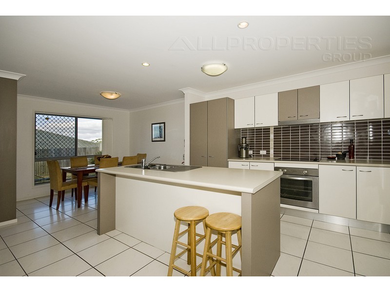 8 Resi Drive, Regents Park QLD 4118