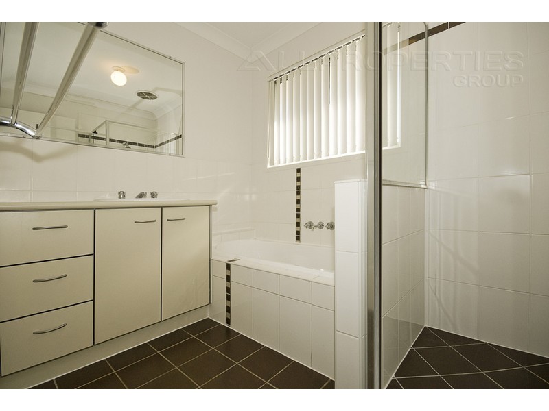 8 Resi Drive, Regents Park QLD 4118