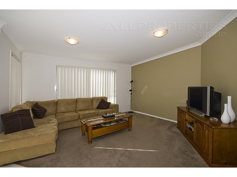8 Resi Drive, Regents Park QLD 4118