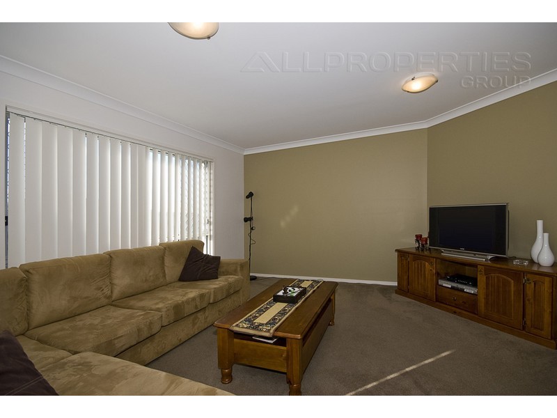 8 Resi Drive, Regents Park QLD 4118