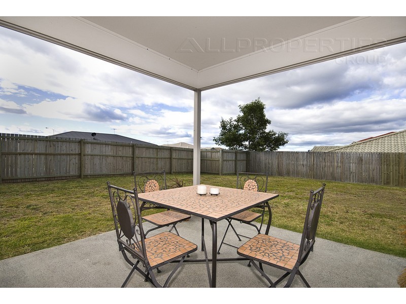 8 Resi Drive, Regents Park QLD 4118
