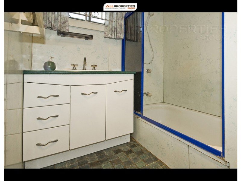 47 DOBBS ST, Holland Park West QLD 4121
