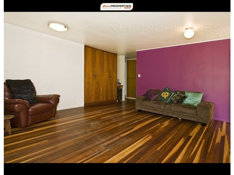 47 DOBBS ST, Holland Park West QLD 4121