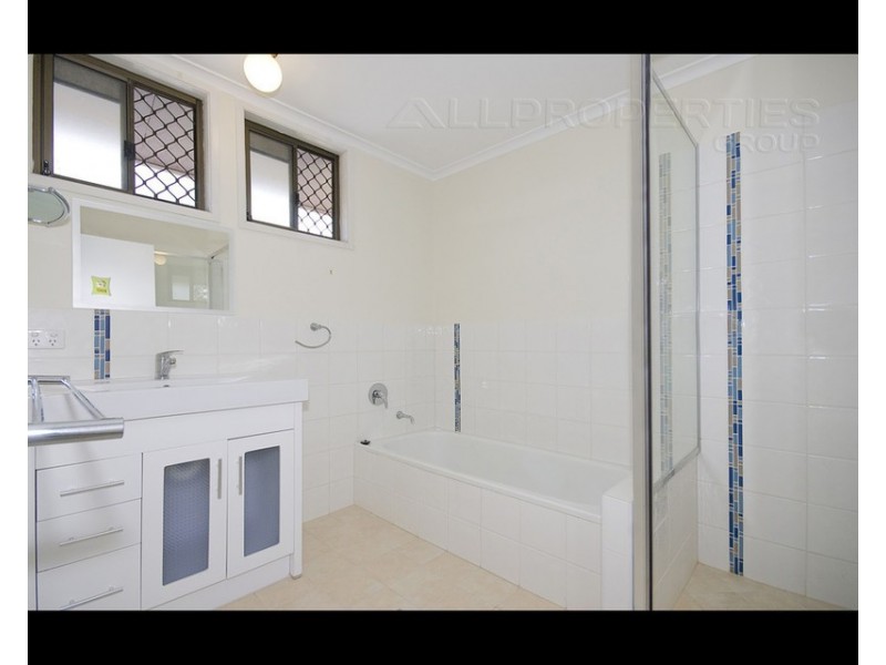 1 LANGHAM STREET, Hillcrest QLD 4118