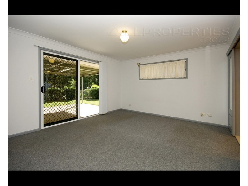 100 Lincoln Green Drive, Forestdale QLD 4118