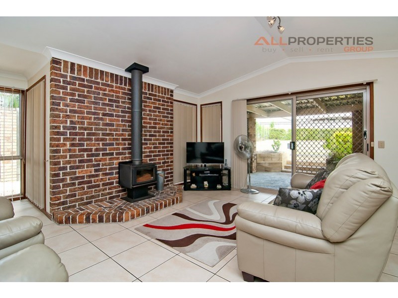 5 JACKSON CT, Regents Park QLD 4118
