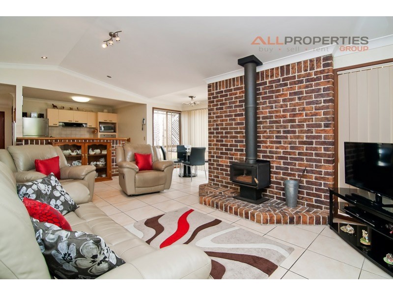5 JACKSON CT, Regents Park QLD 4118